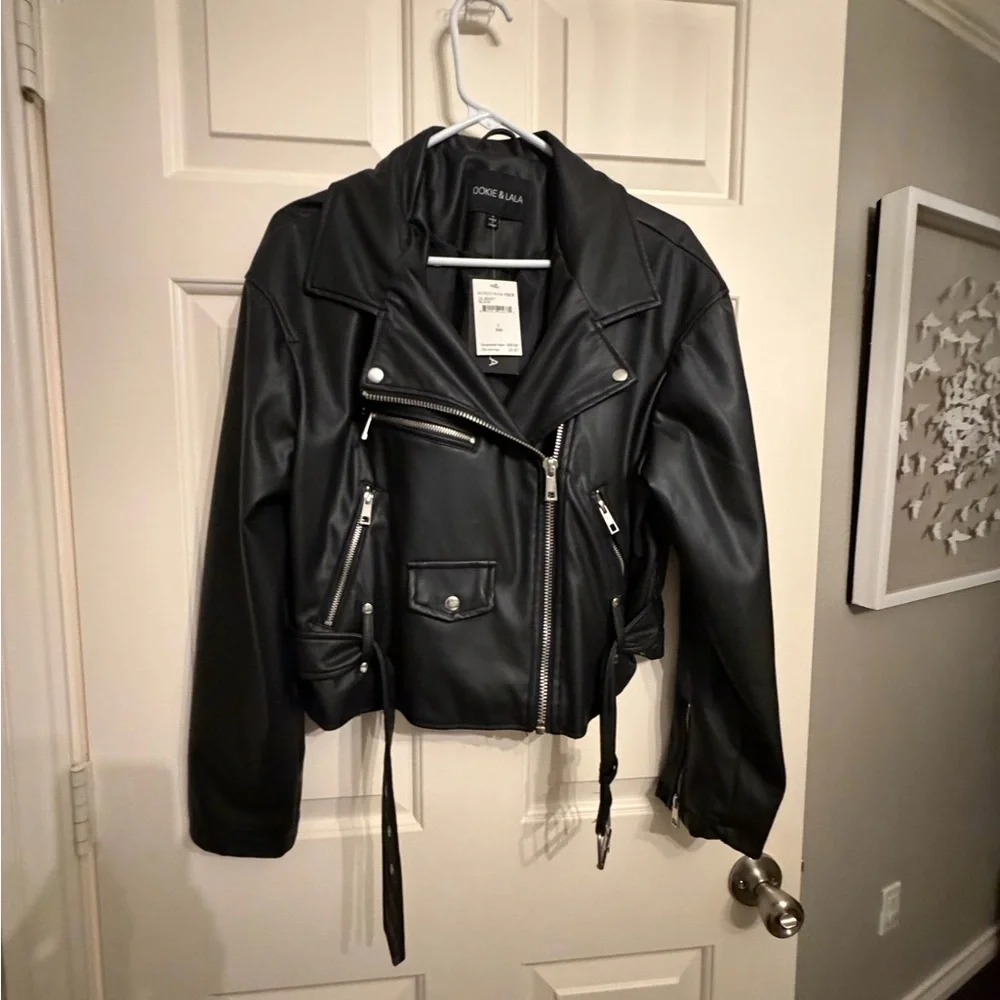 Chic Black Leather Jacket - Picture 3 of 5